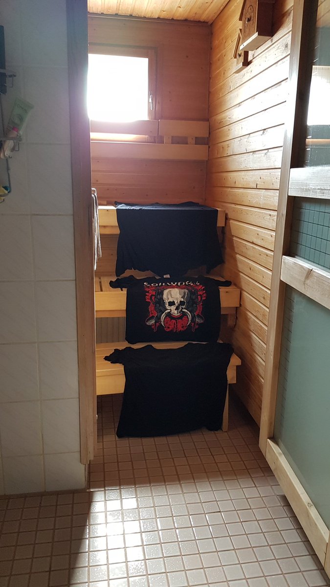 paivi65's tweet photo. Luova tuo mun #teini 😒
#pyykit #sauna #lauteet https://t.co/4xiUonPpal