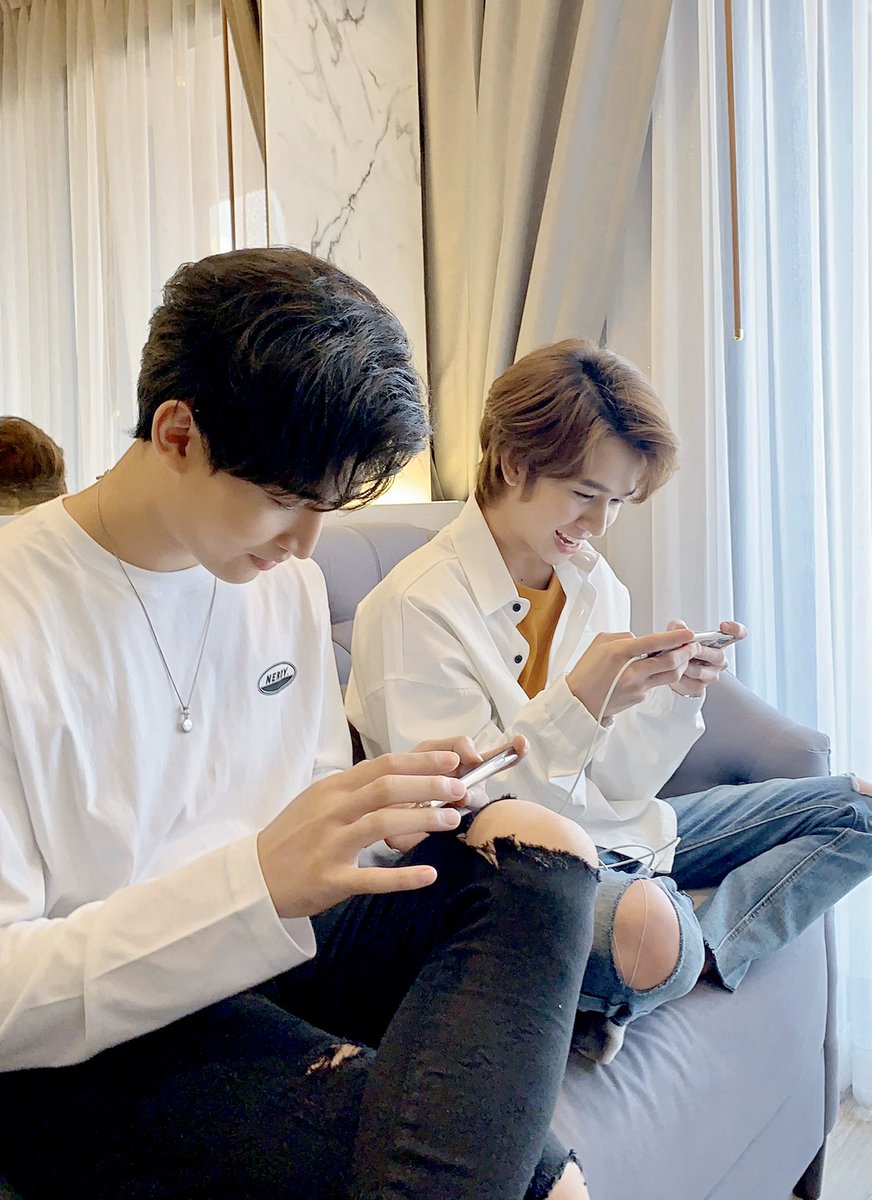 newsinfinity1's tweet photo. เด็กติดเกมส์กันทั้งคู่ ต้องหาลูกค้าเกมส์ละ😉ถ้างานเกมส์เข้าแฟนๆพร้อมไหม? จะได้นัดดวลเกมส์กันบ่อ���ๆ “stay with me free wifi” 🤣 #ทวงรูปฟลุ้ค��ากพี่โอห์ม https://t.co/cIzi3JjgjF