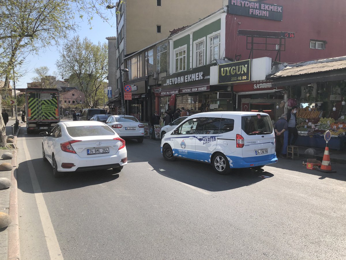 CirkinBeyoglu's tweet photo. Yaya gecidine ve sağ şerite park eden arçlar yüzünden olası bir kaza olması an ihtimali! Üstelik zabıta ekipleri duruma müdahale etmek yerine onlara destek oluyor!!! @BeyogluBld @haydaraliyildiz @ekrem_imamoglu @istanbulbld @ibbBeyazmasa @TrafikEgm @ibbzabita @Kaldurum_hali https://t.co/0GiDTwocHT