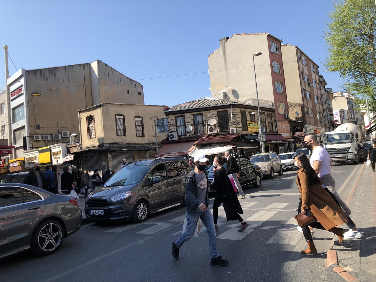 CirkinBeyoglu's tweet photo. Yaya gecidine ve sağ şerite park eden arçlar yüzünden olası bir kaza olması an ihtimali! Üstelik zabıta ekipleri duruma müdahale etmek yerine onlara destek oluyor!!! @BeyogluBld @haydaraliyildiz @ekrem_imamoglu @istanbulbld @ibbBeyazmasa @TrafikEgm @ibbzabita @Kaldurum_hali https://t.co/0GiDTwocHT