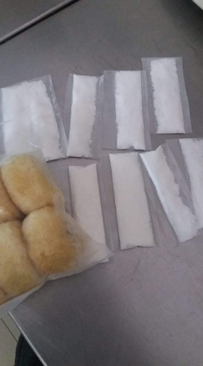 raymuhd's tweet image. Hahahah aduh buat pasal betullah orang yang jual donut packing gula macam tu . Tak pasal menggelupur orang yang delivery tu dengan polis . 😹