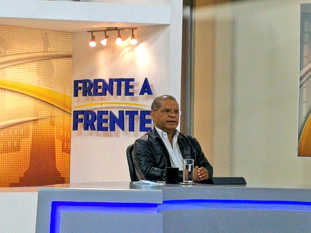 FMLNoficial's tweet photo. "Los que amenazan son aquellos que quieres hacer de lado la ley" Srio General @oscarortizsv. #COVID19SV #EmergenciaNacional https://t.co/vETvxXVwto
