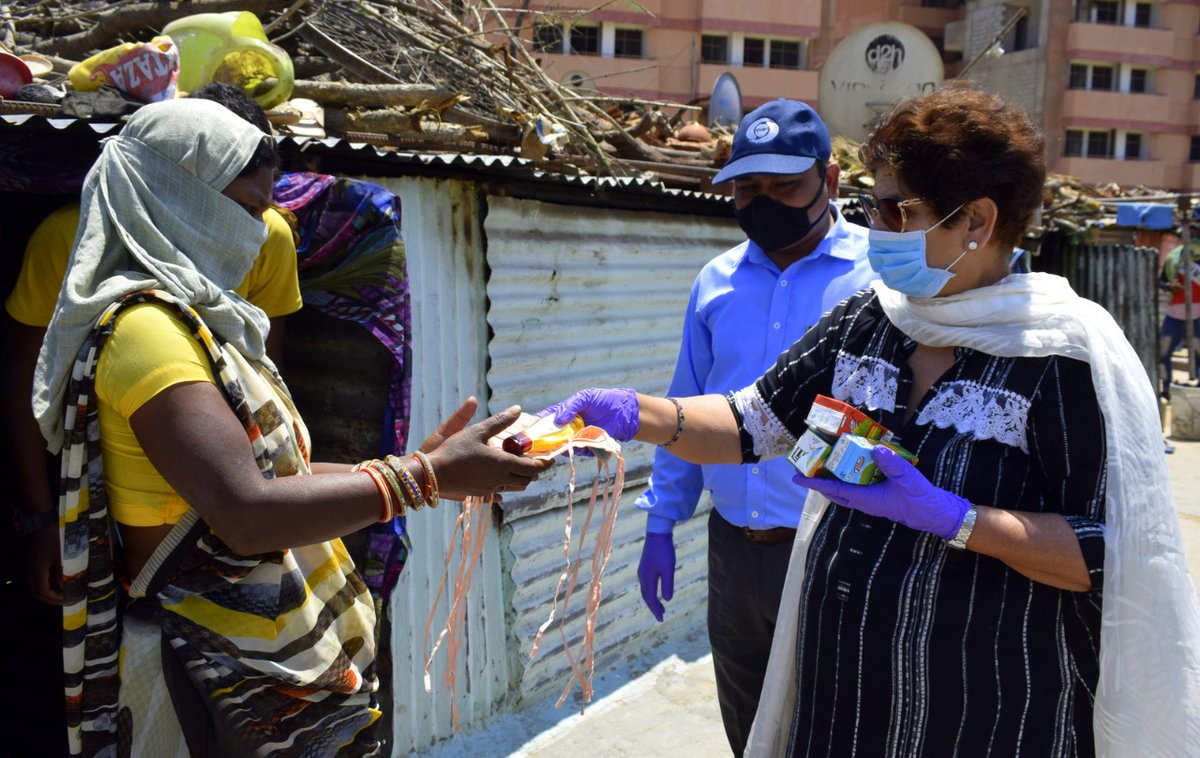 RajBalaMalik's tweet photo. Visited Juggies of Construction Worker at Dhanas engaged for construction of police housing society &amp; distributed relief material which includes Cerelac for infants, Dry Oat meals, hair oils, masks, juices with support from @apswdp_india and @ficci_india.
#Chandigarh https://t.co/2KExOM59jK