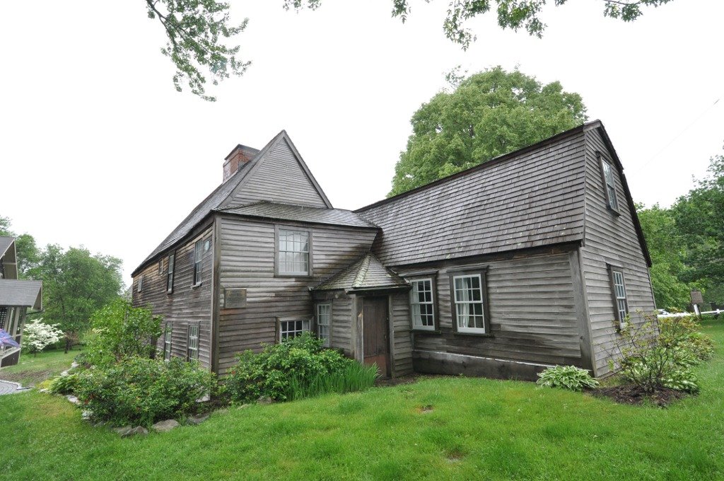 and here is, the Fairbanks House: this is prrrrrobably the oldest house in the USA that's still in use, from 1636 or so: certainly it's the oldest timber frame house in the US, and the oldest Anglo colonial building still standing.