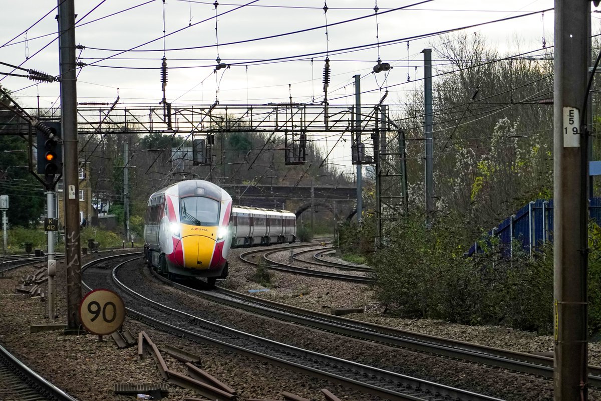 len_lemon_uk's tweet photo. Here are some photos of two 5-car British Rail Class 801s coupled together, operated by LNER, passing Harringay. These are EMUs of the Hitachi AT300 family. Hitachi (日立製作所) A-train (エートレイン) is a family of trains based on a common and advanced manufacturing techniques. https://t.co/pWPxKmB5ZQ