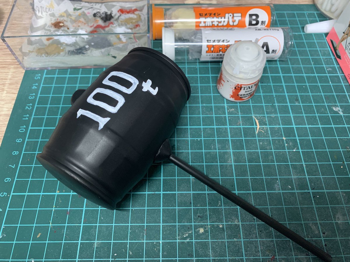 seisakuno_o's tweet photo. ダイドーのコーヒーがあるじゃろ？
5ミリの穴あけてプラパイプ通して、パテで固定、缶の両端を埋めるじゃろ？
黒サフ吹いて100tて書くと、シティーハンター遊びができるんじゃよ。

制作時間3時間、これもセメダインのエポキシパテが1時間で硬化してくれるおかけなんじゃ(*´ω｀*) https://t.co/bOHe6kG8Ak