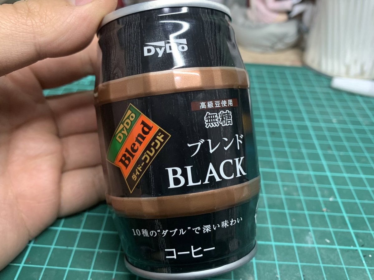seisakuno_o's tweet photo. ダイドーのコーヒーがあるじゃろ？
5ミリの穴あけてプラパイプ通して、パテで固定、缶の両端を埋めるじゃろ？
黒サフ吹いて100tて書くと、シティーハンター遊びができるんじゃよ。

制作時間3時間、これもセメダインのエポキシパテが1時間で硬化してくれるおかけなんじゃ(*´ω｀*) https://t.co/bOHe6kG8Ak