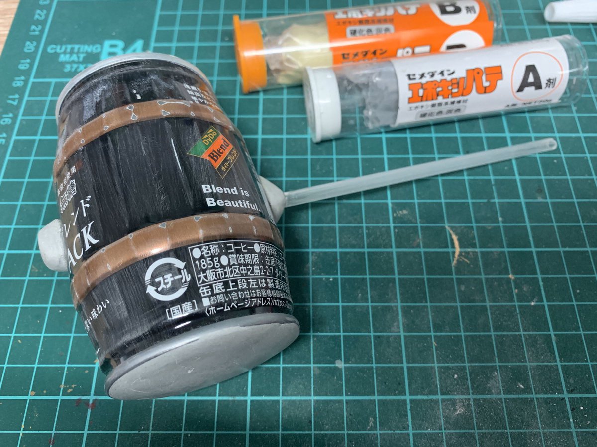 seisakuno_o's tweet photo. ダイドーのコーヒーがあるじゃろ？
5ミリの穴あけてプラパイプ通して、パテで固定、缶の両端を埋めるじゃろ？
黒サフ吹いて100tて書くと、シティーハンター遊びができるんじゃよ。

制作時間3時間、これもセメダインのエポキシパテが1時間で硬化してくれるおかけなんじゃ(*´ω｀*) https://t.co/bOHe6kG8Ak