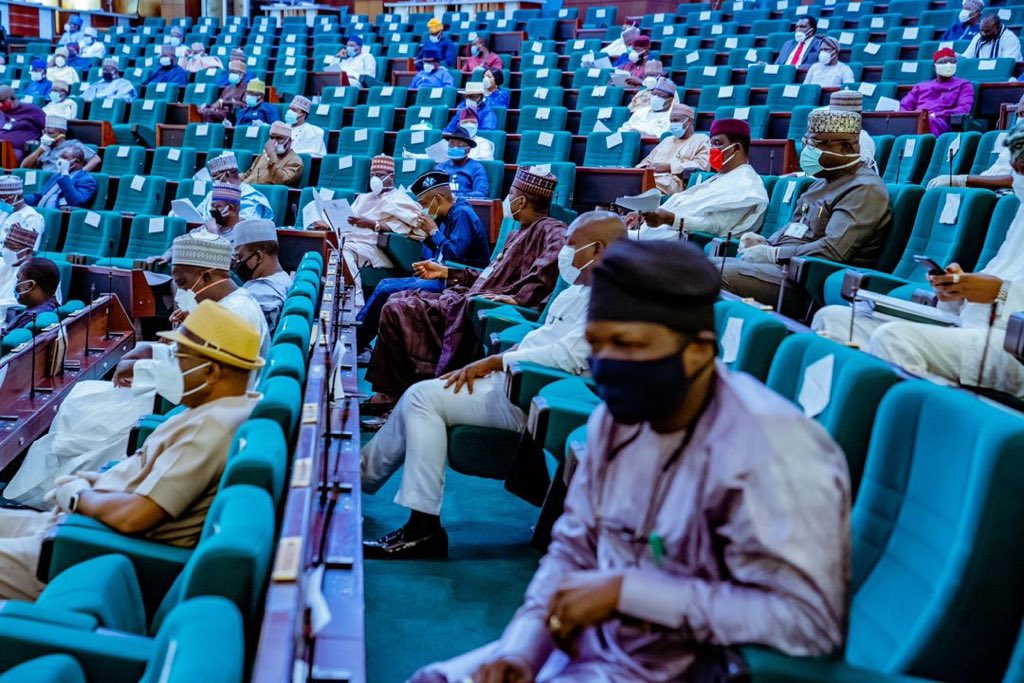 thecableng's tweet photo. PHOTOS: Face masks, ‘seat distancing’ as @HouseNGR resume plenary https://t.co/R2GpQlVcw6

#COVID19 #StayHome #SocialDistancing #facemasks 

📸: @SpeakerGbaja https://t.co/LuE8FCzYhI
