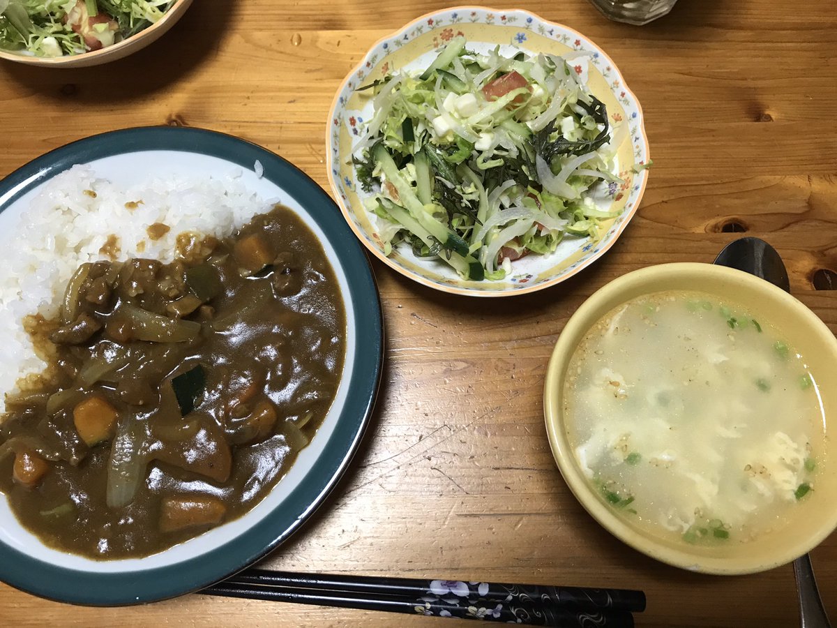 E Jii 晩御飯 一昨日の残りカレーに人参 玉ねぎ かぼちゃ ピーマンを炒めて混ぜた野菜ごろごろカレー せんキャベツ 芥子菜 オニオンスライス トマトに3 種類のチーズを混ぜたサラダ 筍と卵の中華風塩スープ カレー 野菜ごろごろカレー