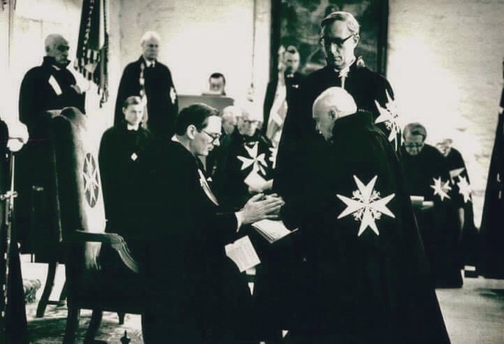 SourceVosj's tweet photo. Splendid photos showing installation of Lord Grey of Naunton as #LordPrior of #OrderofStJohn at #PrioryChurch in Clerkenwell 31 years ago today (28 April 1989).
#OneStJohn #ProFide #ProUtilitateHominum #StJohnPeople
@StJohnINTL @StJohnsGate @StJohnEngland @StJohnScot @StJohnNZ https://t.co/Fy4bbjfwgC