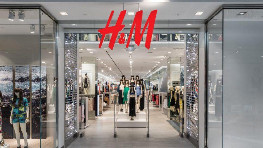 Tra gli effetti del #coronavirus sul sistema moda, anche il declino del "fast fashion": H&amp;M chiuderà 8 negozi solo in Italia (incluse e due sedi storiche di Milano, in via Torino e Corso Buenos Aires)  bit.ly/2YoL98n