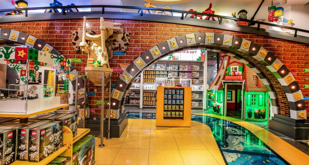 NRFnews's tweet photo. Shopping for toys can be just as fun as building them, says Martin Urrutia, head of global retail innovation at @LEGO_Group. In this episode of the #RetailGetsReal #podcast, learn how LEGO innovates through play and inspires the builders of tomorrow. https://t.co/lrrVd0zJsw https://t.co/DoMc2plPez
