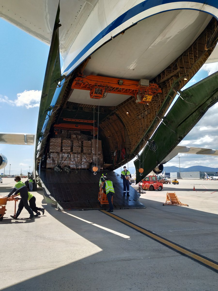 aena's tweet photo. 🛬 Aterriza en el Aeropuerto Josep Tarradellas #Barcelona-#ElPrat un vuelo de carga con material sanitario 🏥.

Los aeropuertos siguen prestando un servicio esencial en la lucha contra el #COVID19. https://t.co/UDdvSmJc3f