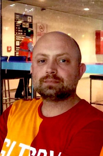 Canımız,kardeşimiz Çağatay Köksal’ı ani şekilde kaybetmenin derin şok ve kederi içindeyiz. Galatasaraylı kardeşlerin seni asla unutmayacak. Çok üzgünüz. Ruhun huzur bulsun, mekanın cennet olsun.