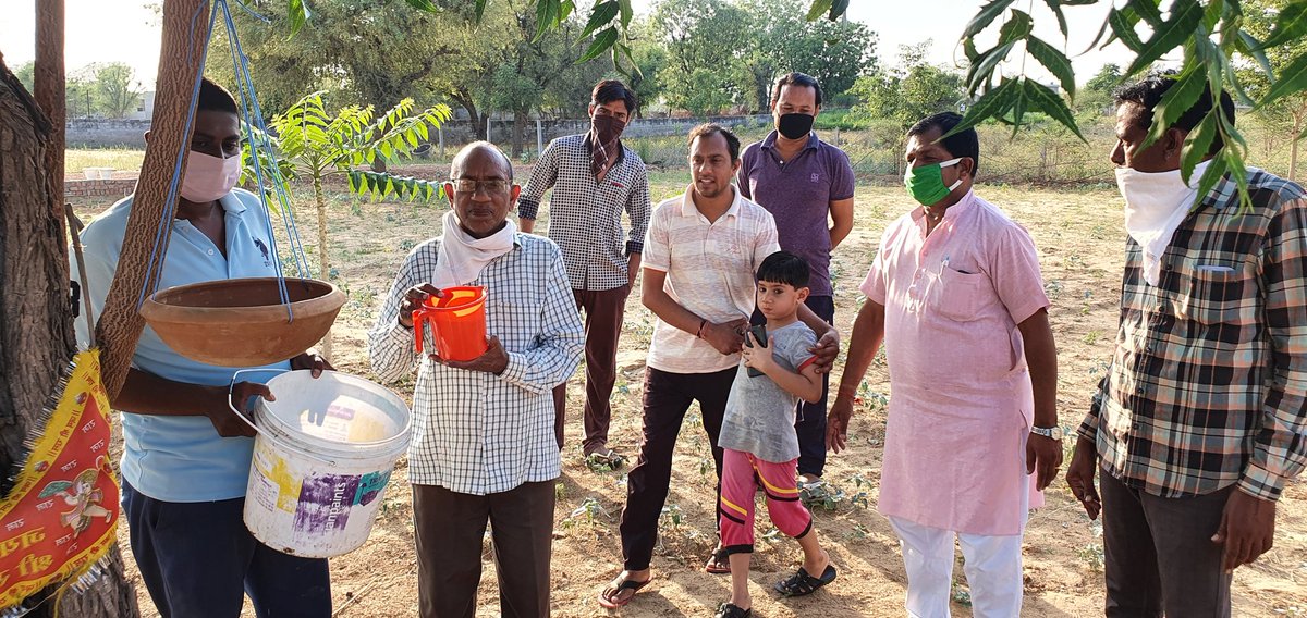 LalitPanwarBJP's tweet photo. "संस्कार गार्डन और उनकी टीम  द्वारा एक और नेक पहल "
संस्कार गार्डन और उनकी टीम के द्वारा  इस भीषण गर्मी के दौरान प्यासे पक्षियों के लिए जल परिंडे  व्यवस्था की गई साथ ही उनकी साफ सफाई की जिम्मेदारी का संकल्प लिया।
इस दौरान  भाजपा युवा नेता ललित पंवार् व टीम रही https://t.co/wxdPjUUDo8