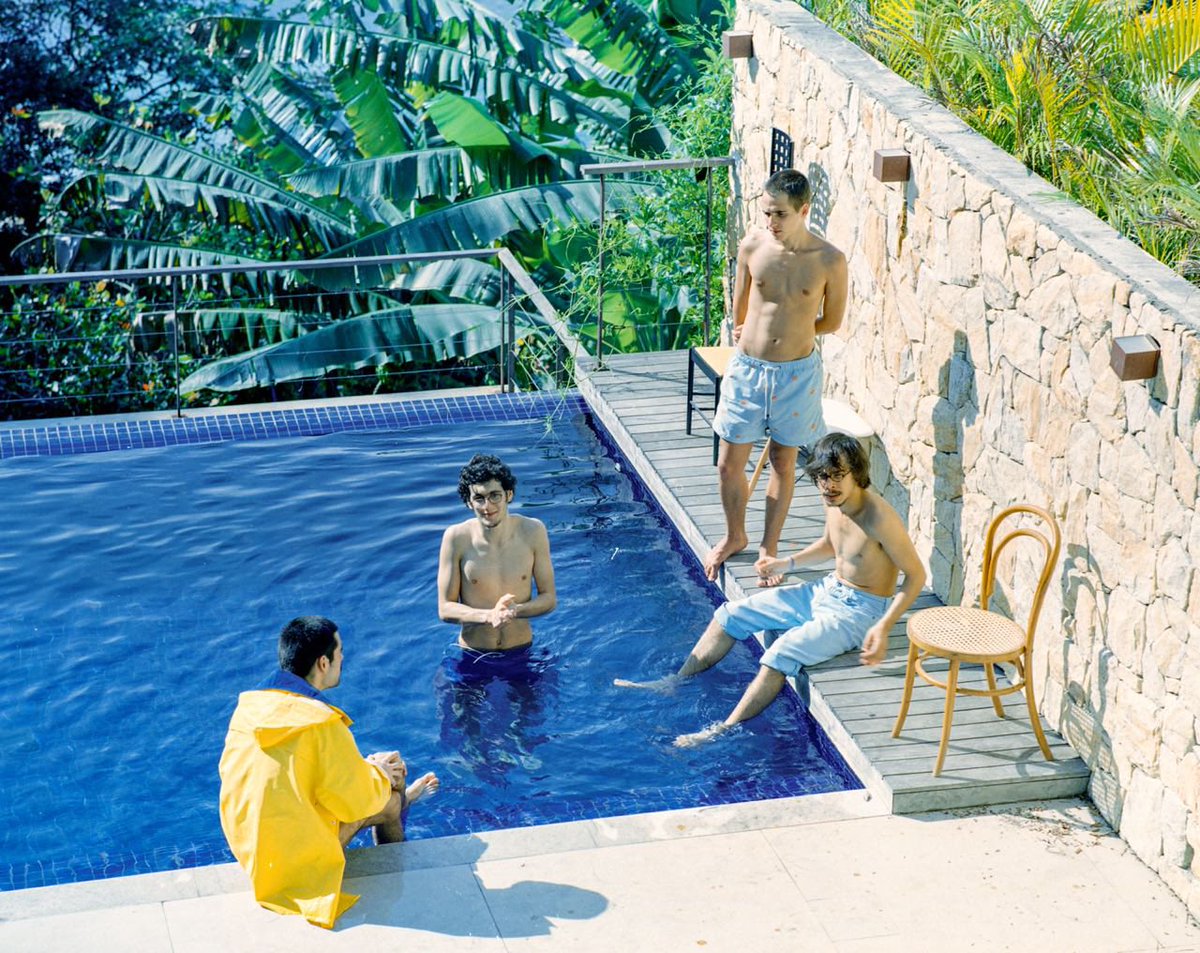 Essa foto é de quando podíamos nos reunir assim... 💙 Galera, fica em casa, tudo isso vai passar. Aproveitem pra ouvir nosso som no @spotify 🤙🏼 Registro de Ilan Vale 📸 #Dônica