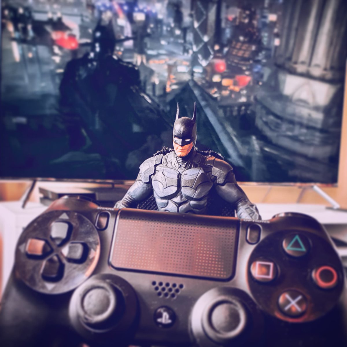 🦇 #BatmanArkhamKnight é um dos grandes jogos desta geração trazido pelas mãos da <a href="/RocksteadyGames/">Rocksteady Studios</a>. Há quanto tempo é que não visitam Gotham? #PlayStation #gaming #Batman #jogos