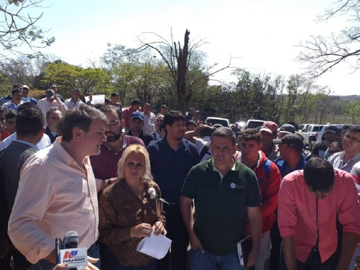 chiqui_avalos's tweet photo. Hace siete meses, Denis Lichi ,min.del MAG, renunció en medio de un escándalo con los productores de tomate, a quienes prometió comprar a un precio inviable.
La crisis se decidió con su reemplazo por Rodolfo Friedmann.
Hoy,vuelve como Presidente de PETROPAR
No aprendemos mas. https://t.co/B2HSSZUYwm