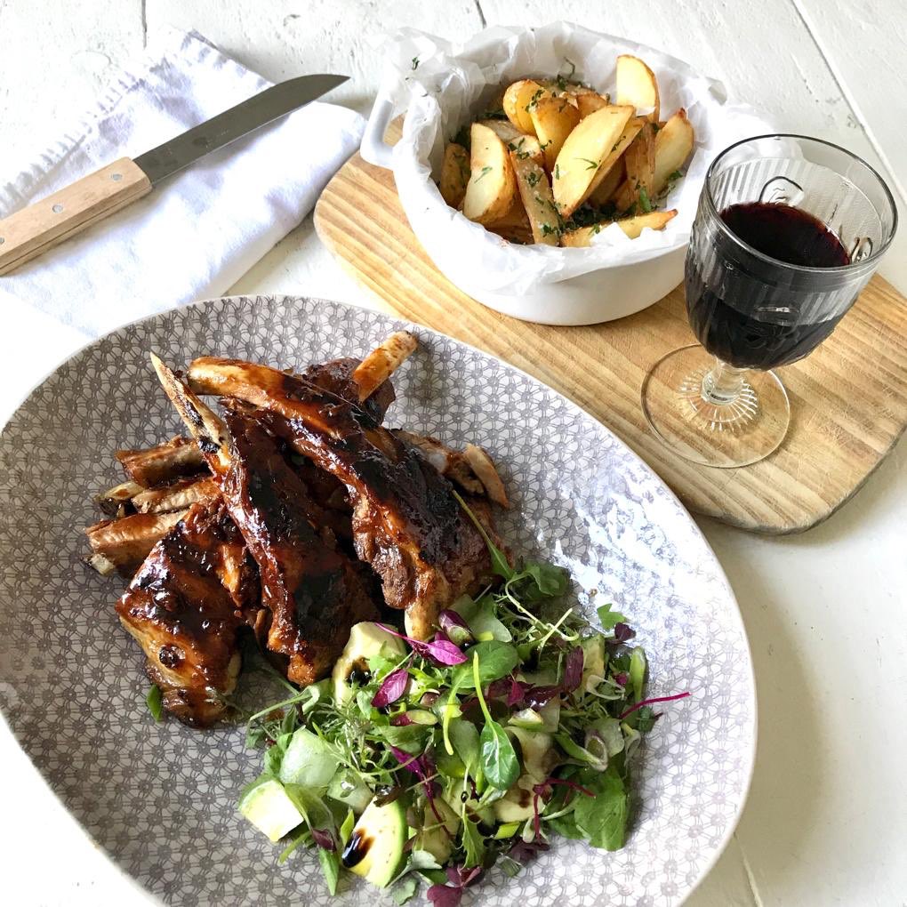 ChefIanBergh's tweet image. My favorite! Pork spare ribs on the braai, orange, soy, tomato, malt vinegar, sugar, rosemary, green salad and crispy potato wedges

Paired with @degrendelwines Op Die Berg #PinotNoir 🍷

#Day33ofLockdown #SAWineLockdown #StayHome