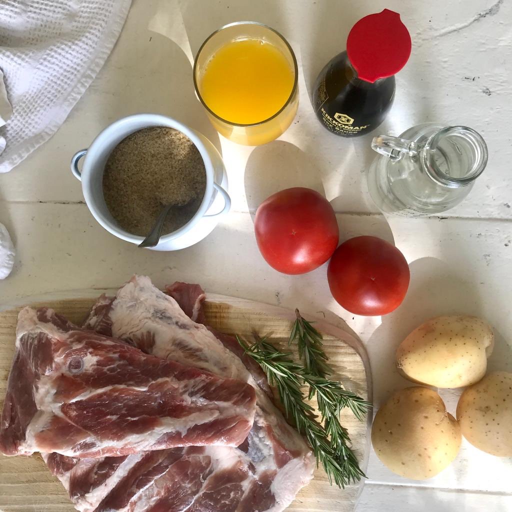 ChefIanBergh's tweet image. My favorite! Pork spare ribs on the braai, orange, soy, tomato, malt vinegar, sugar, rosemary, green salad and crispy potato wedges

Paired with @degrendelwines Op Die Berg #PinotNoir 🍷

#Day33ofLockdown #SAWineLockdown #StayHome