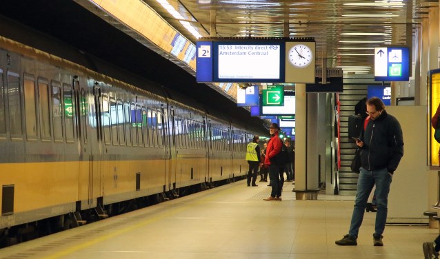 Celstraf voor bezit doorgeladen wapen in trein Schiphol [SCHIPHOL] De politierechter in Haarlem heeft een 33-jarige man negen maanden celstraf opgelegd omdat hij een doorgeladen vuurwapen bij zich had in een trein op Schiphol...