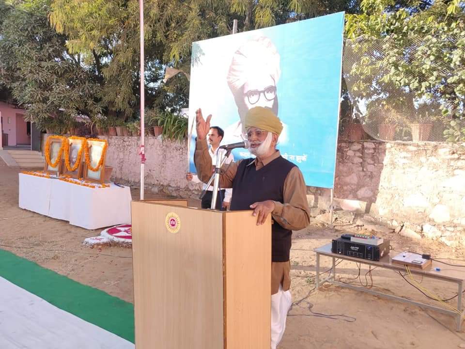 shri_kys's tweet image. &quot;स्वधर्म में किसी भी प्रकार की संकीर्णता नहीं है। जो लोग स्वधर्म पालन को संकीर्णता और साम्प्रदायिकता कहते हैं, वे इसका  सही अर्थ नहीं जानते। धर्म में मनुष्य का कोई जाति अथवा राष्ट्र भेद नहीं है। धर्म भगवान की सृष्टि तक व्यापक है।&quot;

पूज्य श्री तनसिंह जी (&apos;समाज चरित्र&apos; पुस्तक से)