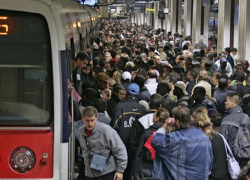 CharliesIngalls's tweet photo. "Favoriser par des marquages au sol la bonne tenue des distances dans les transports en commun", #EdouardPhilippe 

Traduction : "Moi je ne prends pas le métro ou le RER? ça doit être comme dans une voiture non ?" https://t.co/44OeY7kMVM