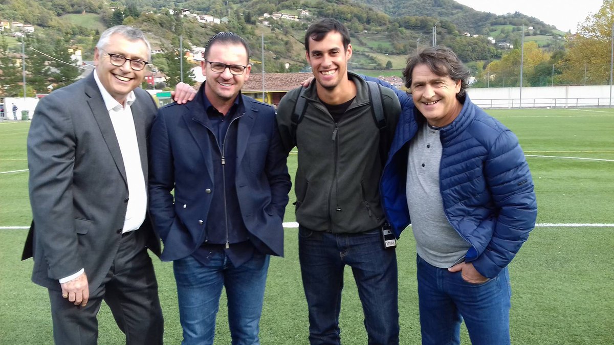 CabelloRuiz's tweet photo. Guardo con cariño muchas cosas aprendidas y vividas junto a @michaelrobinson durante #CaosFC, pero me quedo con su forma de escuchar al otro y su pasión por las historias humanas. Eso lo hacía inmenso. Hoy nos duele decirte adiós, pero ya sabes... You'll Never Walk Alone! https://t.co/AnjWKEThzD