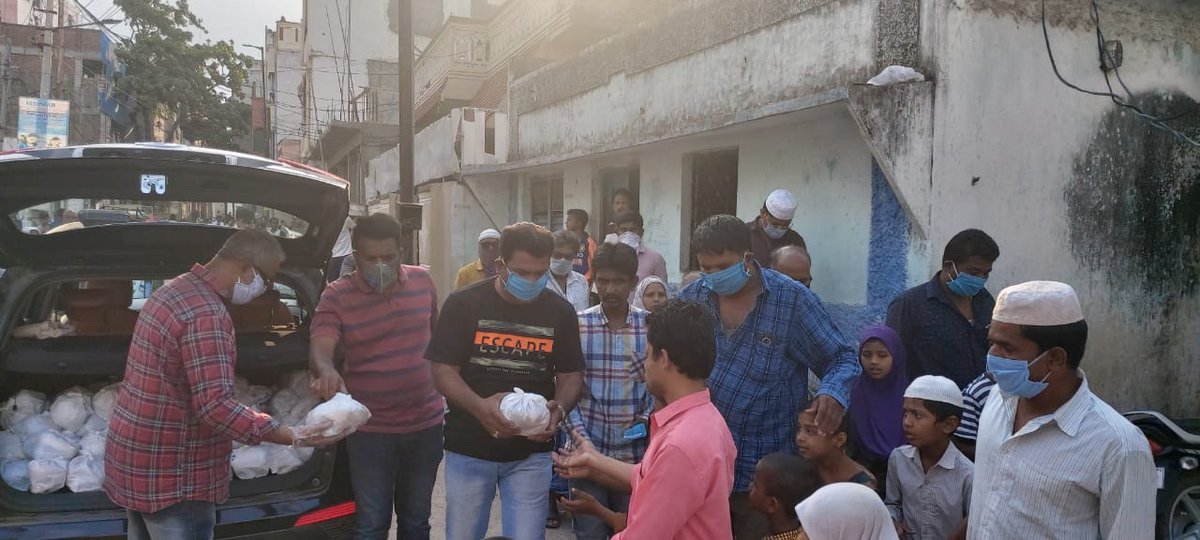 Md_MajidHussain's tweet photo. On the Instructions of #AIMIM President @asadowaisi AIMIM Nampally Constituency team Distributed 500 #Iftar_Kits at Murad Nagar Kaman, Asif Nagar Ward to help the lockdown effected people on today Arranged by AIMIM Nampally MLA @Jaffarhusainmla &amp; Ex Mayor Hyderabad Majid Hussain https://t.co/g7r9A2INvA