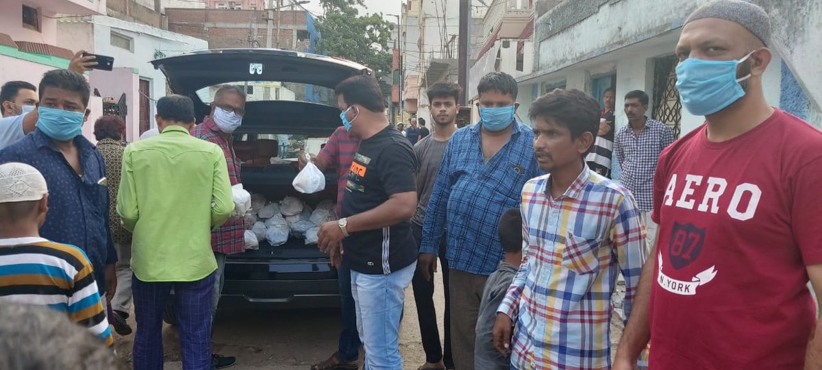 Md_MajidHussain's tweet photo. On the Instructions of #AIMIM President @asadowaisi AIMIM Nampally Constituency team Distributed 500 #Iftar_Kits at Murad Nagar Kaman, Asif Nagar Ward to help the lockdown effected people on today Arranged by AIMIM Nampally MLA @Jaffarhusainmla &amp; Ex Mayor Hyderabad Majid Hussain https://t.co/g7r9A2INvA