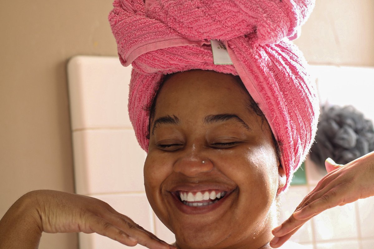 SelfishlyM's tweet photo. #TakeCareTuesday with @fl0wergoddess:
"When do we get time to be vulnerable with ourselves. Taking (or washing) the mask off to feel human. That's self-care. That's love."

#selflove #selfcare #healing #facemask #blackgirlmagic #blackgirlbloggers #browngirlswhoblog https://t.co/a5LDo64zBA
