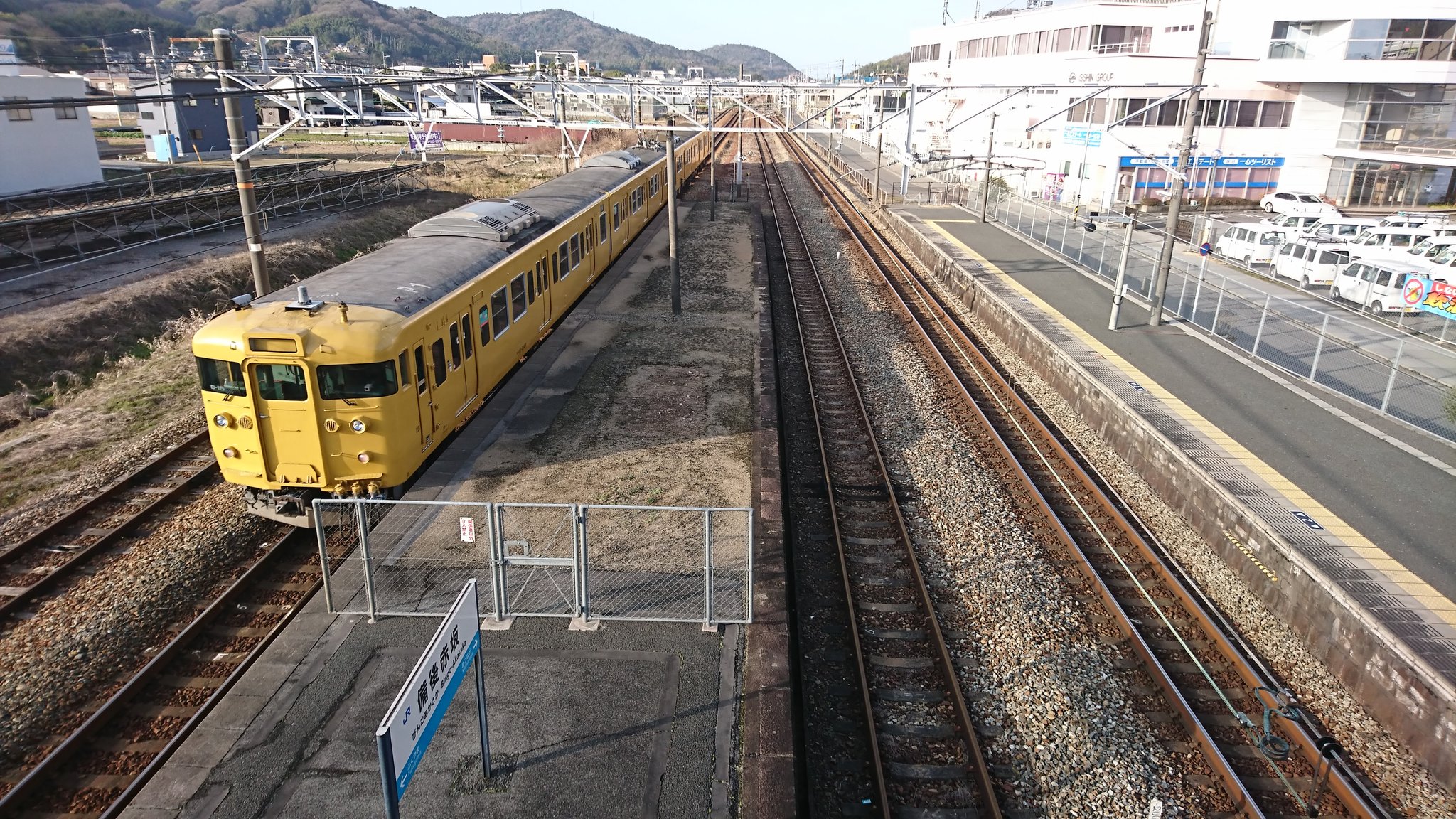 かりそめの所長 昨日の捕捉を 備後赤坂駅窓口営業終了のお知らせ 跨線橋からの眺め 駅舎内 写真に映ってるicocaチャージだけする機械は撤去されたみたい 1枚目貼り紙に記載 そしてゴミ箱の撤去のお知らせといらすとや 駅舎も木造 平屋建てで趣
