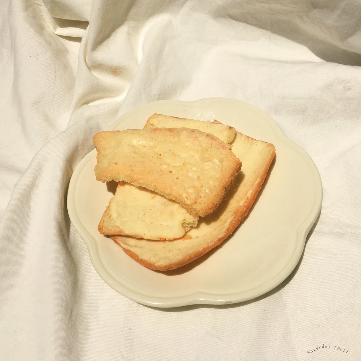 Poontany's tweet photo. 01. Shiny Crispy butter toast.
กักตัวมาได้เดือนกว่าๆ จากสกิลทำอาหารและขนมปานกลางก็ทำเก่งขึ้น เลยคิดว่าอยากจะแชร์สูตรขนมที่ทำง่ายๆและทุกคนทำตามกันได้
ช่วงนี้แดดที่กรุงเทพดีมากๆ กว่าจะออกมาป็นน้องคนนี้ต้องใช้แดดเป็นส่วนประกอบ น้องจะหอมเนยและแดดอ่อนๆ ยามบ่าย #SaturdayApril
(1) https://t.co/bOkSslw1pv