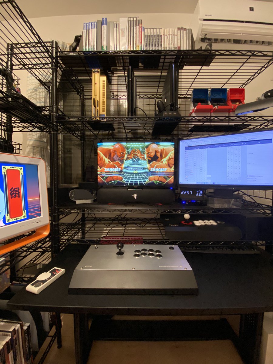 moccos5's tweet photo. どのゲーム機もスイッチ入れればすぐに遊べるよう配線してある、っていうのが気に入ってます( ^ω^ )

・PS2
・PS3
・PS4
・PSvita
・NEOGEOmini
・レトロフリーク
・PCエンジンmini
・メガドライブミニ
・NEOGEO Arcade Stick Pro
・地上波／ＢＳ
・PC
・iPad

 #ゲーム環境さらしてけ
 #ゲーム部屋 https://t.co/cocVB3nADS