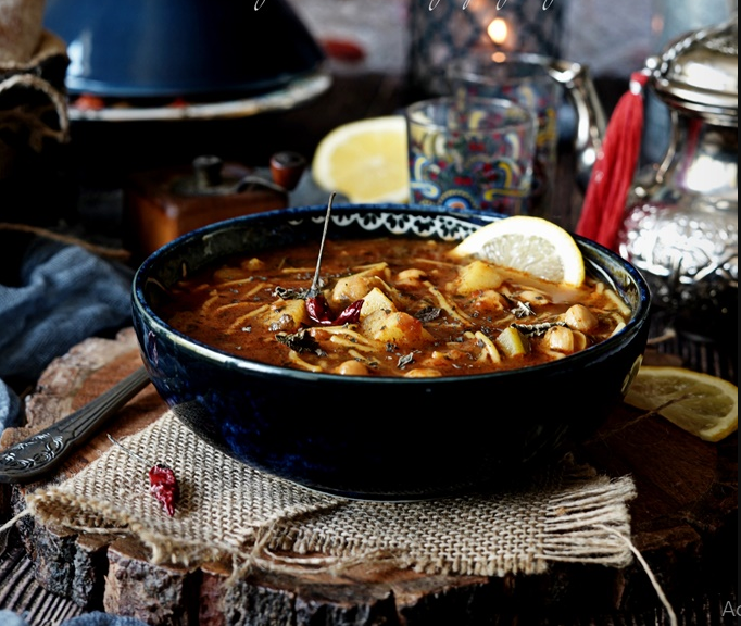 CHORBA MQETFAOriginaire d’Alger, parfumée à la menthe et coriandre au goût subtile de cannelle. Riche en saveur composée de légumes de saison : carotte, courgette, petits pois etc.. Mqtefa est une pâte maison sous forme de vermicelle composée de semoule, sel et eau.
