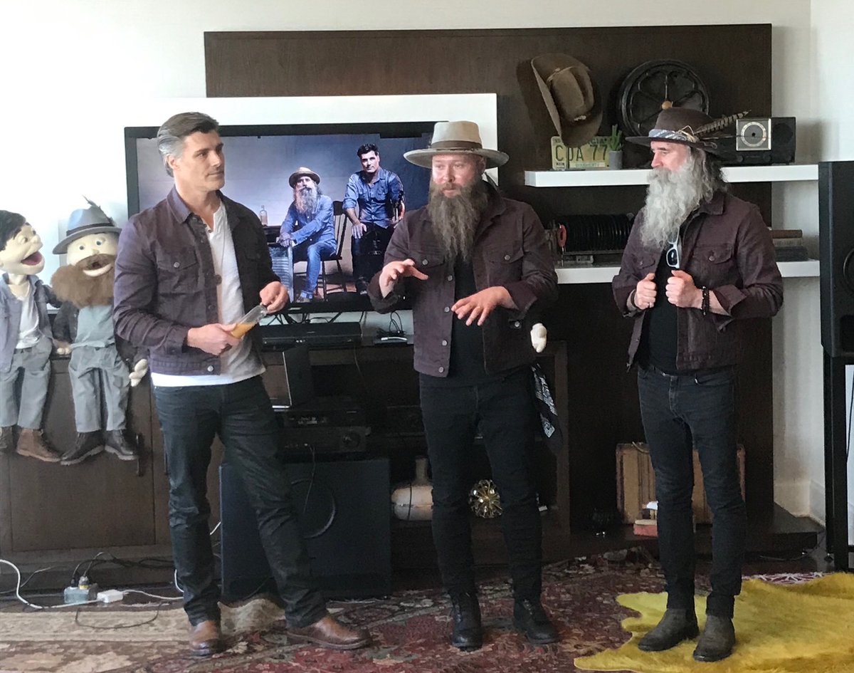 jackieraecfcw's tweet photo. Tonight my guest on #PrimeCuts is the guy in the middle!  Listen at 6pm and hear cuts from #Everbound I LOVE this album ⁦@washboardunion⁩ https://t.co/pzfhhRKmKj