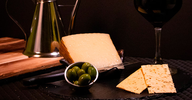 QuesosQuevedo's tweet photo. A simple vista todos los quesos pueden parecer similares, pero entrañan una serie de claves visuales, olfativas y de sabor que harán que detectes un verdadero queso de oveja, como nuestros Quesos Quevedo, del resto.

¿Nos acompañas en este viaje? 👇

https://t.co/nOZwaAYDq7 https://t.co/KjBRbYMf8U
