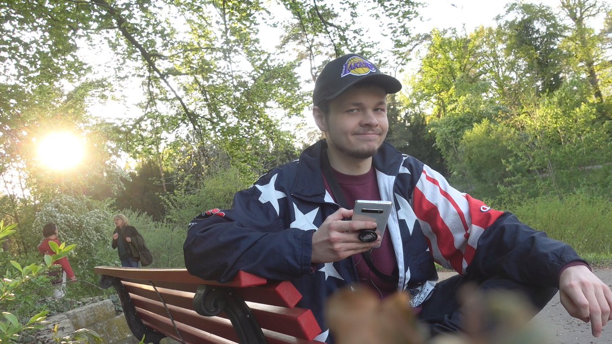 Wenn du gerade am Vloggen bist und die Muttis sich entscheiden direkt hinter dir stehen zu bleiben um eine hitzige Diskussion zu führen....