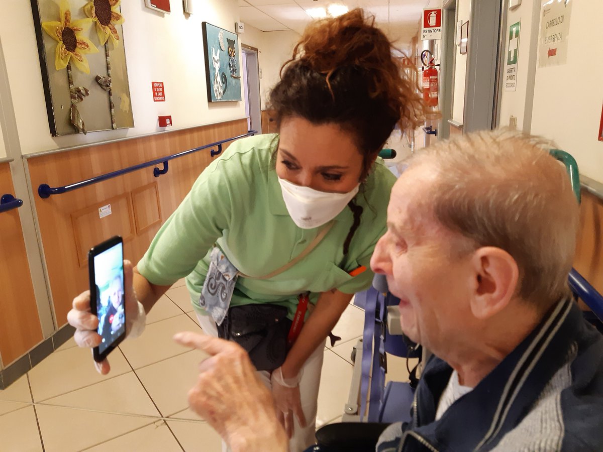 Una videochiamata che scalda il cuore, che rasserena, che ci regala minuti di tranquillità, di famiglia, di normalità. In attesa dei rapporti, quelli veri. #succedeinasp #distantimauniti #anziani