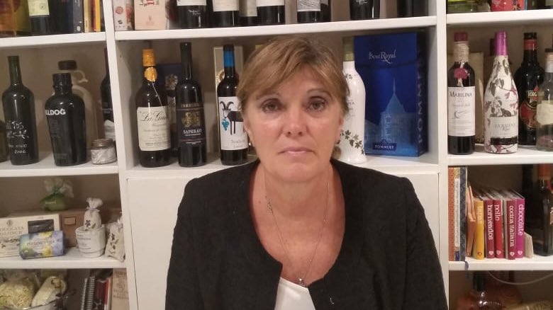 migacolectivo's tweet photo. María Fernanda Foglia hace 15 años se dedica a realizar degustaciones y venta de vino con maridajes en su espacio. Debido a la cuarentena, está realizando venta de vinos a domicilio. Conocé su historia en este link https://t.co/HHyffswxtd
@Dengisdoc 
 Pedidos: 1567063015 https://t.co/Qn7HJnWtfA