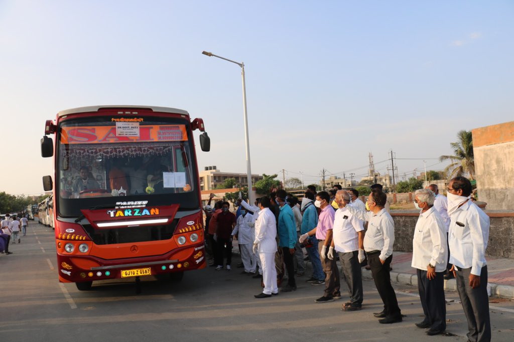 collectorgirsom's tweet image. First batch of 10 buses carrying 780 fishermen of Andhra Pradesh (who were at Veraval Port since lockdown) was flagged off from Veraval today.
They will travel to Srikakulam.
Others will follow soon

@CMOGuj @AndhraPradeshCM @MGirsomnath @SdmVeraval @pkumarias