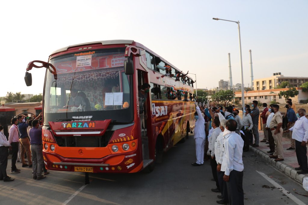 collectorgirsom's tweet image. First batch of 10 buses carrying 780 fishermen of Andhra Pradesh (who were at Veraval Port since lockdown) was flagged off from Veraval today.
They will travel to Srikakulam.
Others will follow soon

@CMOGuj @AndhraPradeshCM @MGirsomnath @SdmVeraval @pkumarias