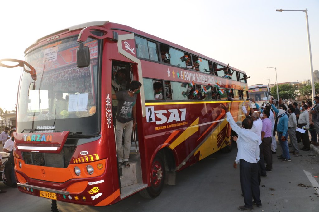 collectorgirsom's tweet image. First batch of 10 buses carrying 780 fishermen of Andhra Pradesh (who were at Veraval Port since lockdown) was flagged off from Veraval today.
They will travel to Srikakulam.
Others will follow soon

@CMOGuj @AndhraPradeshCM @MGirsomnath @SdmVeraval @pkumarias