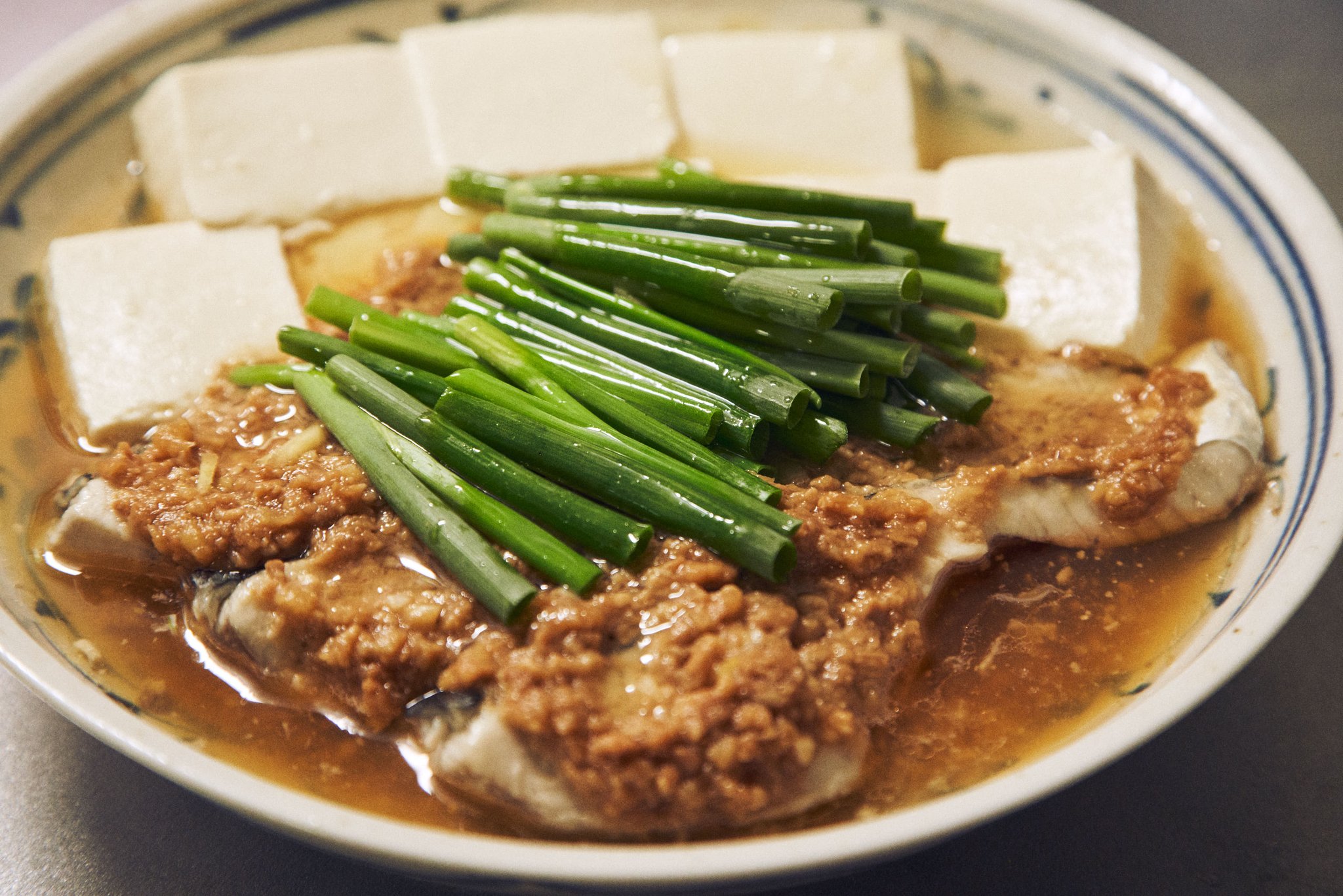 今井真実 料理家 鰆の蒸魚 人参 スティックセニョールの唐揚げ レタスとトマトのサラダ 和布蕪酢 若布と卵のお吸い物 鰆の蒸し魚 調味料はシンプルなのに旨味が凄い 今井家のご飯 T Co Dtglcyacjn Twitter