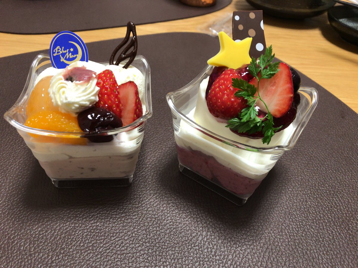 かるるん 夕食はきらら寿司とブルームーンのケーキ うちのやつの誕生日 いつもは外食するのだけどコロナのせいでテイクアウト きらら寿司はお好みで17皿分を注文したら丸い容器に入れてくれて見た目も味も大満足 ブルームーンの ケーキも久しぶりに