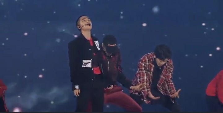 penggwinanae's tweet photo. Find a man who can do both ๐โค๏ธ๐๐
#DohKyungsoo
#EXcOnnectDAY4 #EXOOnlineConcert #EXcOnnect
@weareoneEXO https://t.co/SeEVA6eo4J