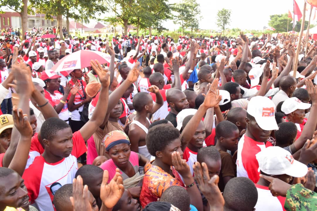 Jeanneniyonkur2's tweet photo. #Uprona#Egobirashoboka: Avec @Sindimwo_G candidat de l'@UPRONA1961 aux présidentielles du 20 Mai 2020,une foule de #Badasigana de la #CommuneMuha mènent une campagne électorale au Stade communément appelé #Sebatutsi de la zone #Kanyosha en @MairieBujumbura. https://t.co/y1oyR1WXbL