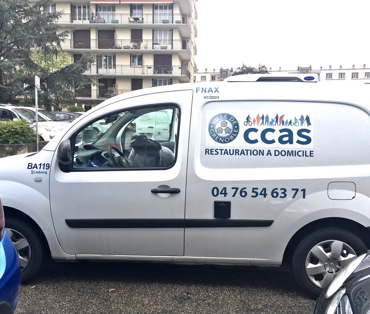 KheiraCapdepon's tweet photo. 🌺Rencontre avec Laetitia qui bénéficie de la Restauration À Domicile depuis le confinement 🏚Un service essentiel pour ne pas être isolé-e et maintenir les #solidarités de proximité💖Merci aux agent-es de la RAD et des sports pour leur mobilisation auprès des aîné-es, #TeamVADA https://t.co/3npyXD1w43