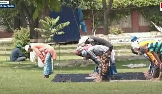 khalilBanday's tweet photo. People stranded during lockdown, offering Namaz in ashram managed by Radha Swami Sect.
In Second pic, A Sikh boy arranging Iftar for muslim brethren.
That's humanity, there's hope, there's love.
"You must not lose faith in humanity"- Mahatma Gandhi...!! https://t.co/tPV0nBpPLj
